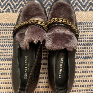 Kenneth Cole black loafers with gray fur and gold chain. Super cute and unique